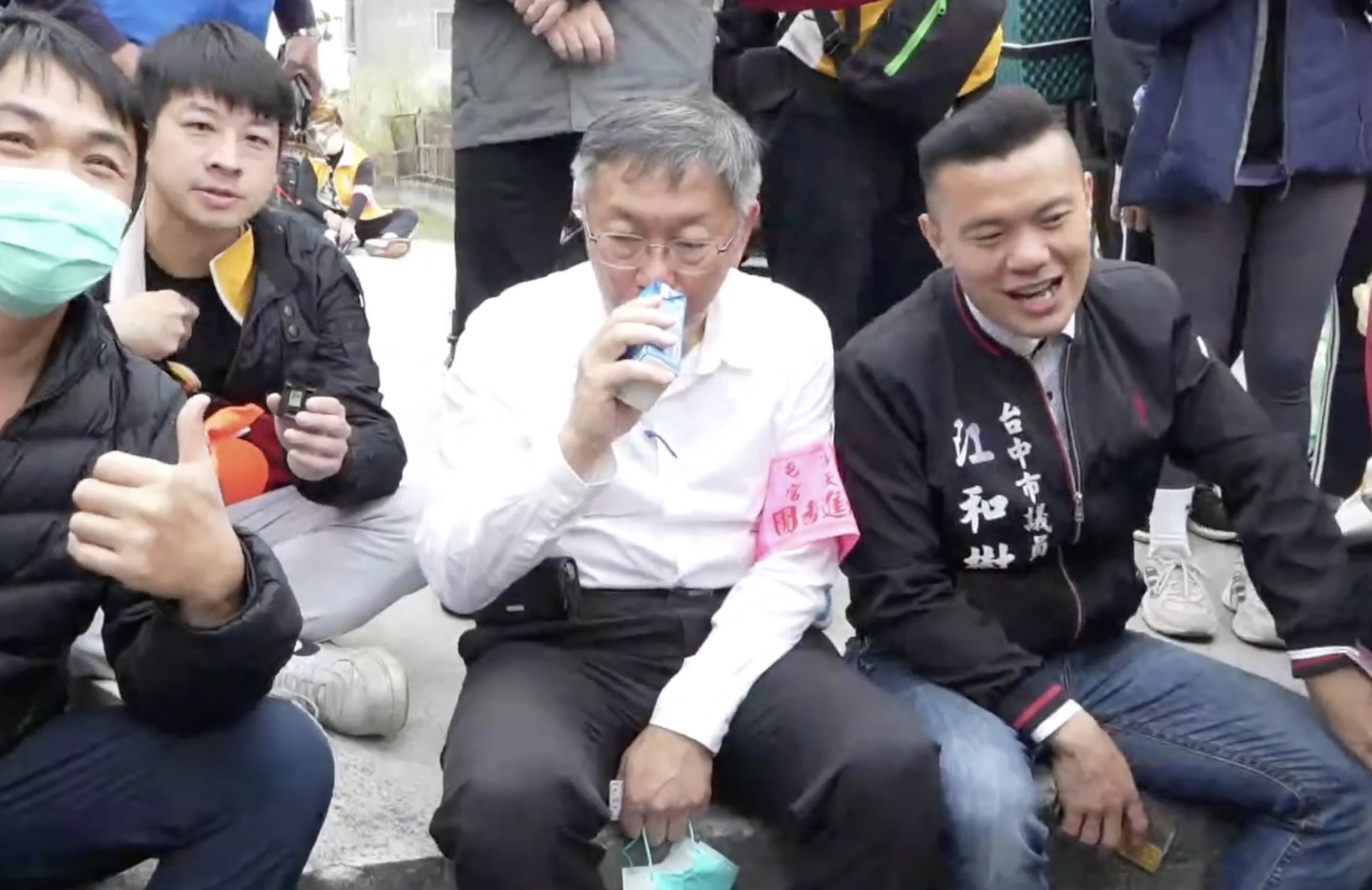 民眾黨主席柯文哲15日隨同白沙屯媽祖進香第4天，在彰化二水鄉就地休息20分鐘。(民眾之聲YouTube)