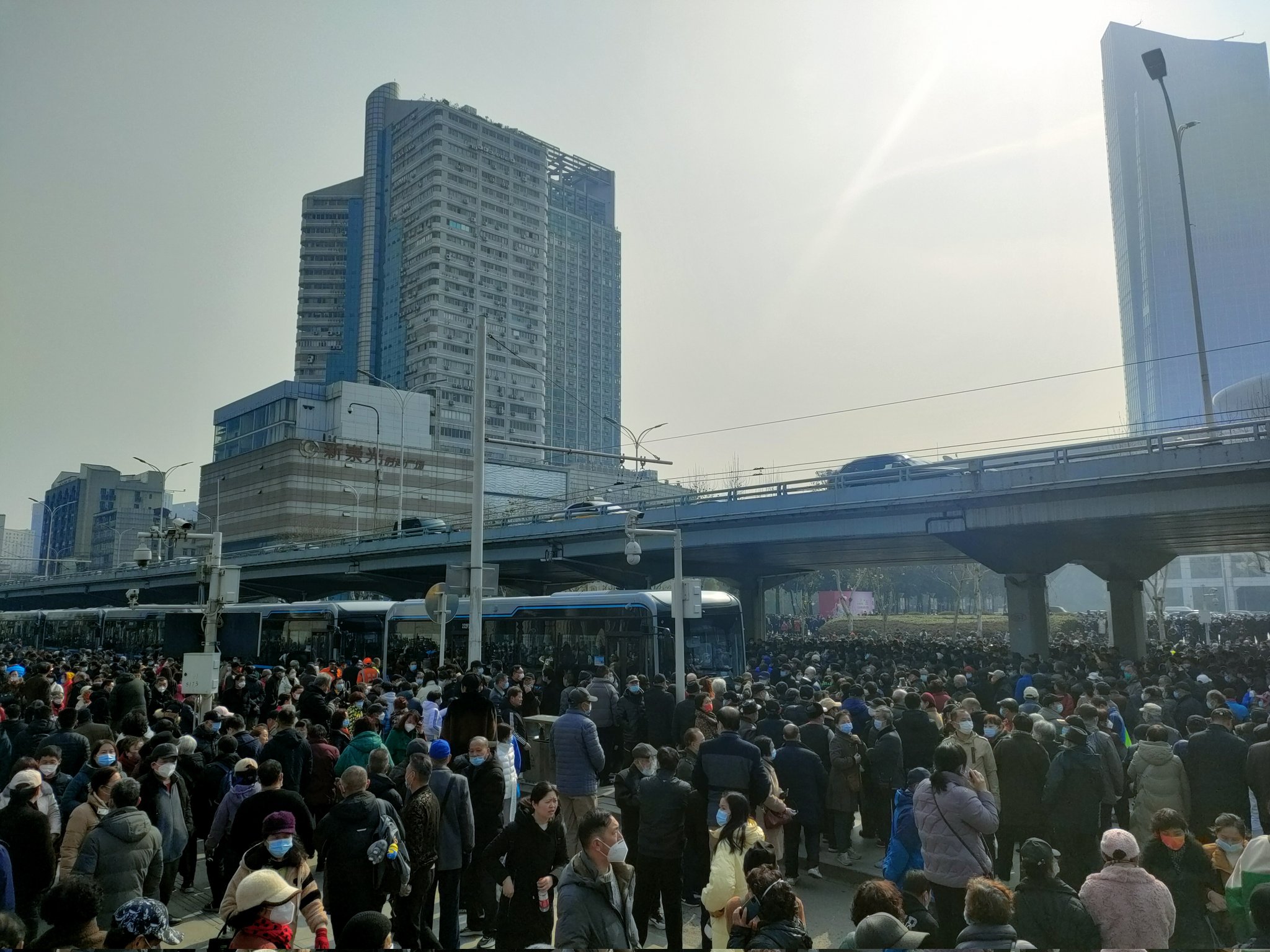 武漢中山公園數萬名群眾上街維權，抗議政府先前發布的醫保改革政策。現場絕大部分為老年人。(@yixing_2022/Twitter)