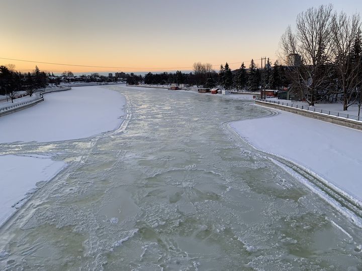 加拿大首都最具代表性的麗都運河天然滑冰場(Rideau Canal Skateway)2023年冬季缺冰情況，恐導致滑冰道無法開放。(FB@Rideau Canal Skateway)