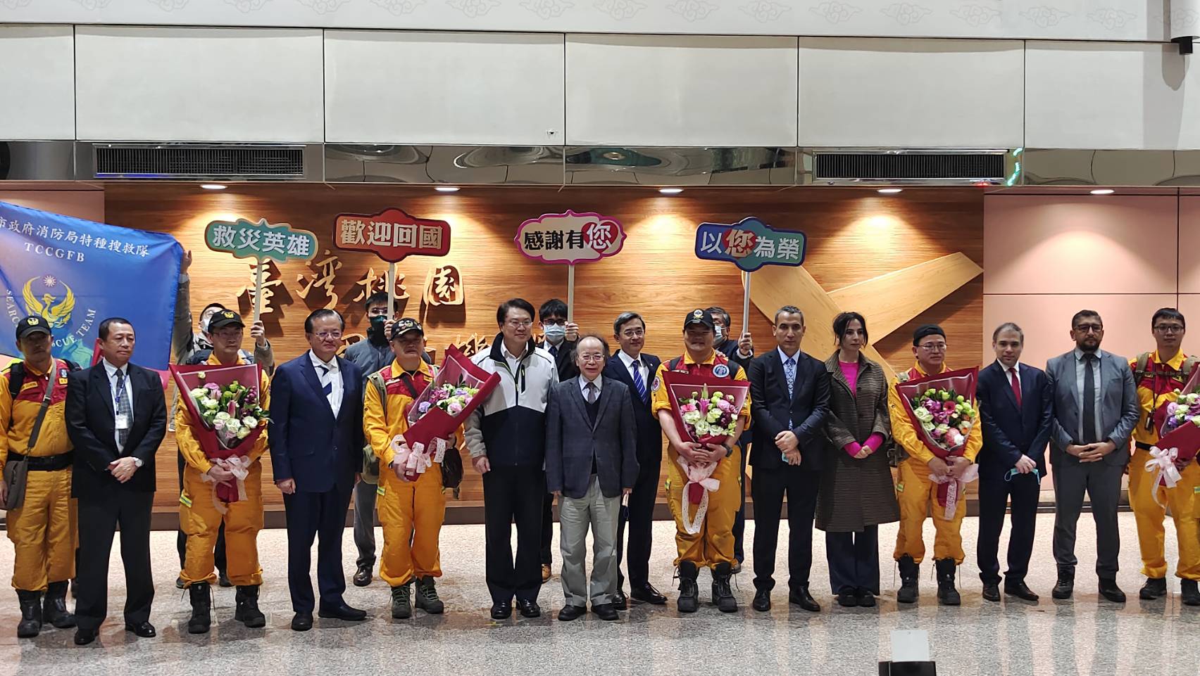 台灣搜救隊15日下午搭乘專機返抵國門，包括內政部長林右昌、土耳其駐台代表在機場獻花歡迎搜救隊返國。(王韋婷 攝)