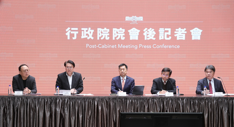 行政院院會後記者會16日在新聞中心舉行，由行政院發言人陳宗彥（中）主持、文化部長史哲（左）、內政部長林右昌（左2）、教育部長潘文忠（右2）、衛福部次長王必勝（右）出席。(圖：中央社)