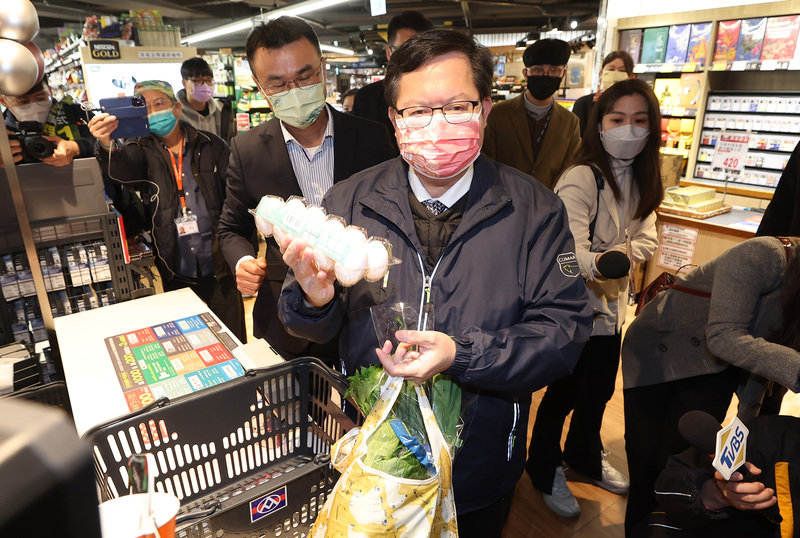 行政院副院長鄭文燦（前）16日到全聯南港旗艦店訪視雞蛋供應情形並受訪表示，會確保民眾買得到雞蛋、價格合理，讓農民有合理利潤，原本玉米營業稅減免到3月底將再延長一季，以降低生產成本，並確認2月底、3月初產量可回穩。 (圖：中央社)