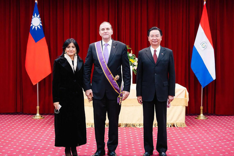 外交部長吳釗燮（右）與巴拉圭外長阿里歐拉（中）伉儷合影。（外交部提供）中央社記者黃雅詩傳真  112年2月16日 (圖：中央社)