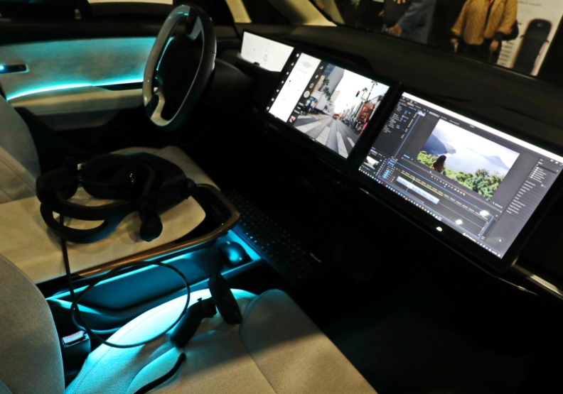 電動車與元宇宙擦撞的火花燦爛，圖為INDI EV車內裝超級電腦，可提供很好的娛樂與運行效能。(攝自遠見雜誌官網)