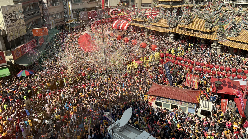 2023苗栗縣通霄鎮白沙屯拱天宮媽祖12日凌晨出發，媽祖鑾轎17日抵達雲林縣北港朝天宮，數萬民眾夾道齊呼「進喔」，鑾轎以衝百米的速度3進3退進廟，場面壯觀。(圖：中央社)