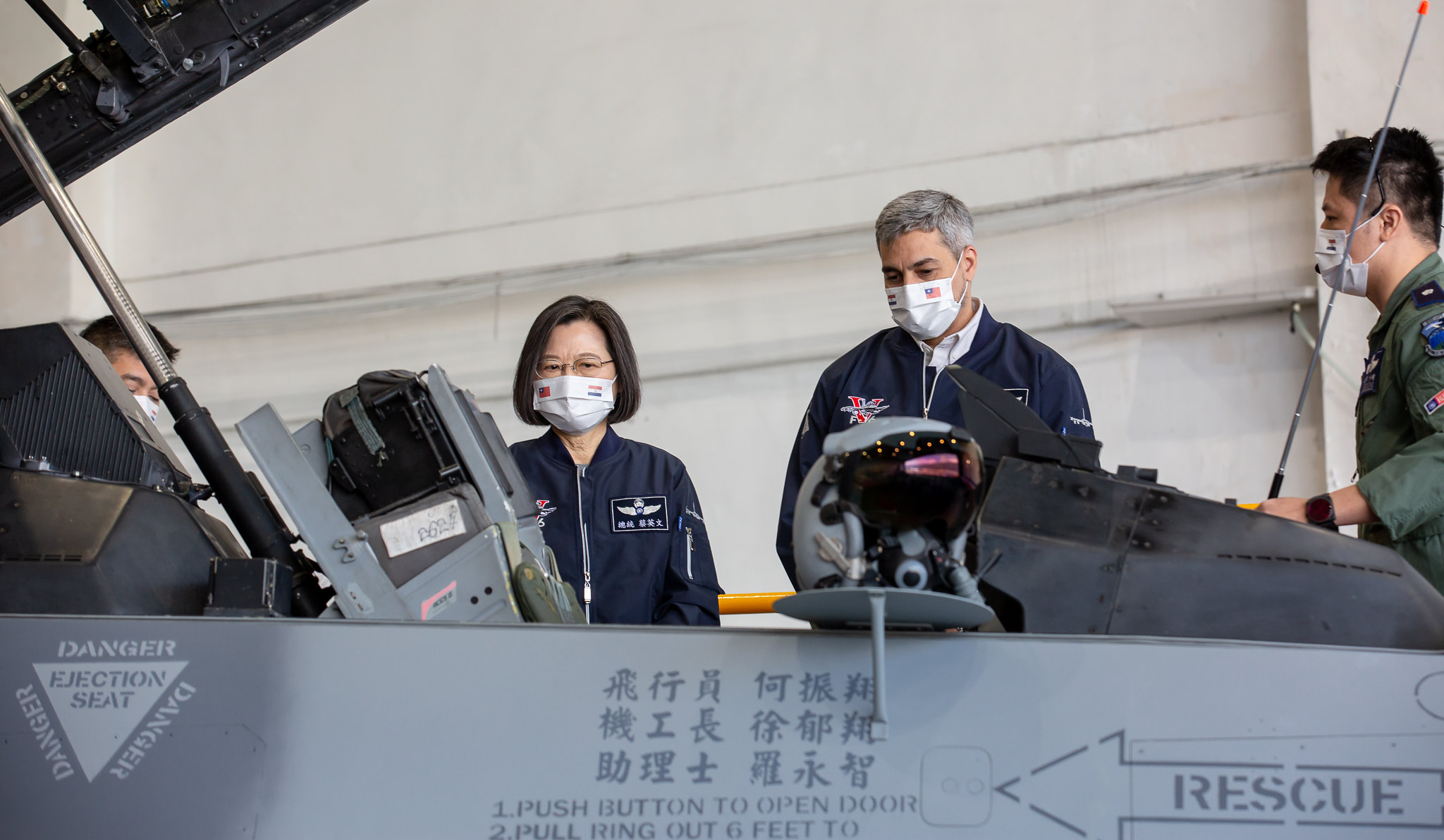 蔡英文總統與巴拉圭共和國總統阿布鐸17日抵達花蓮空軍基地三號棚廠後，首先聽取「武器展示區」簡介，並參觀F-16V型機展示。(圖：總統府Flickr)