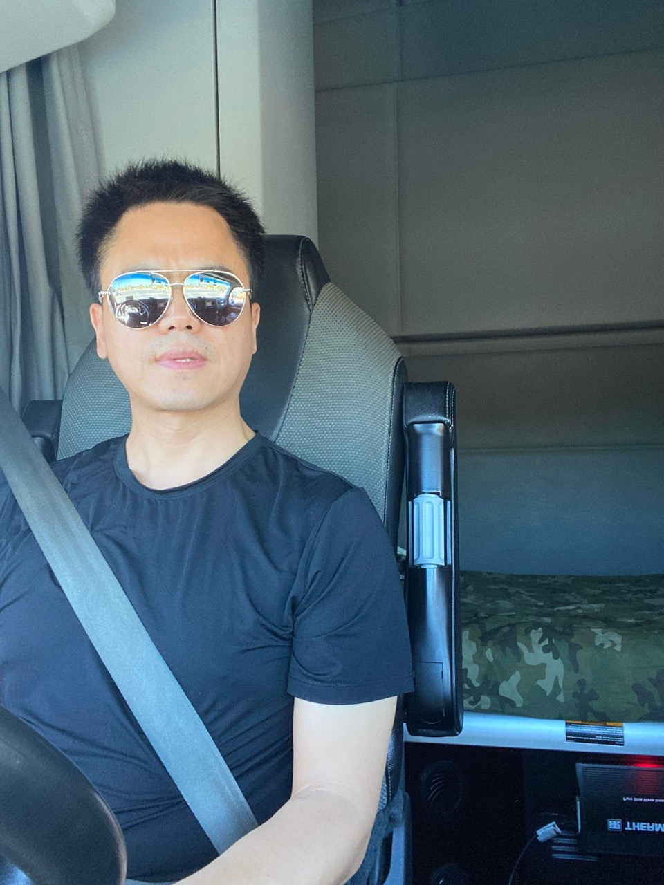 原來在湖南執業的雷志峰律師由於中國司法環境日益惡化，斷然捨棄原有工作，於2018年赴美，現以開卡車為業。但他對目前的生活非常滿意，對未來充滿希望。(圖：雷志峰律師提供)