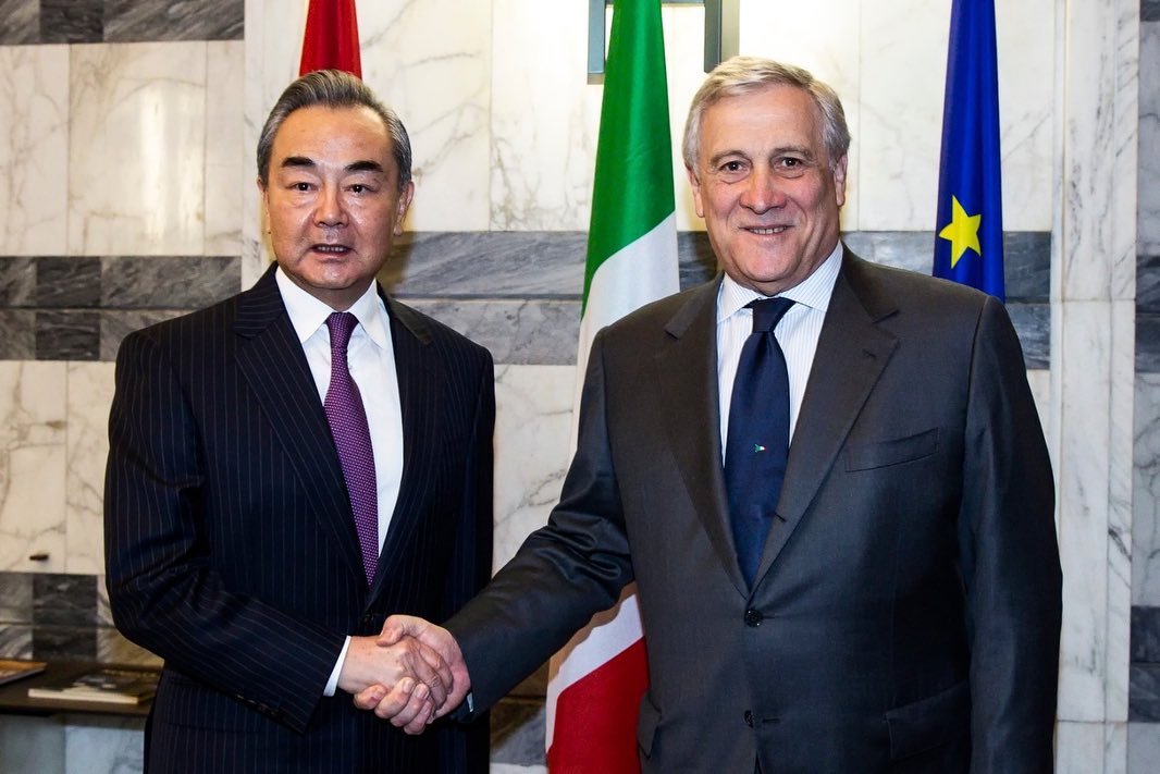 義大利外長塔加尼(Antonio Tajani)16日在羅馬和中共中央外事工作委員會辦公室主任王毅會談。(推特)，
