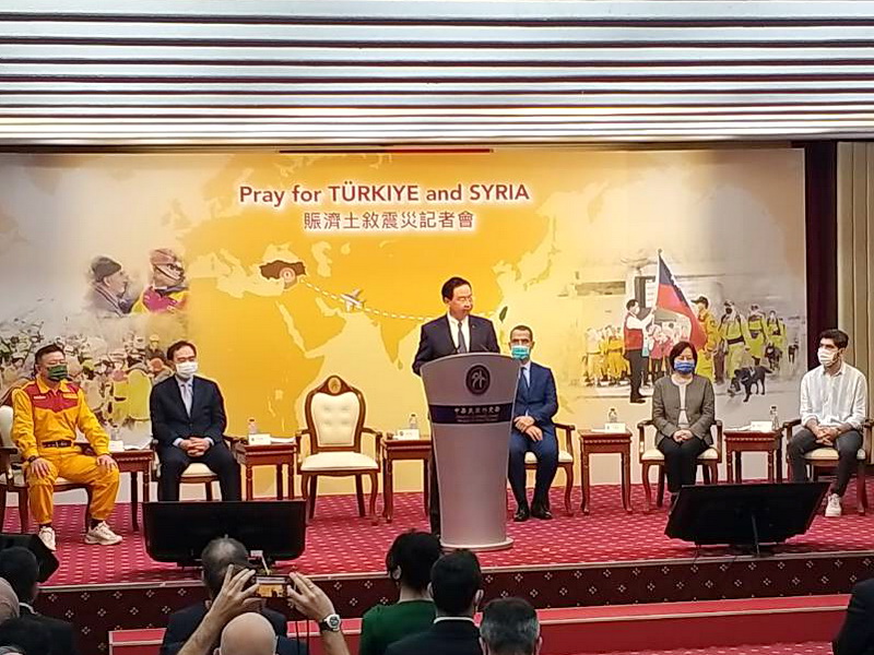 外交部18日舉行賑濟土敘記者會，外交部長吳釗燮(中)感謝所有投入救援任務的搜救隊員，以及慷慨解囊捐款國人 (央廣記者王照坤 攝)