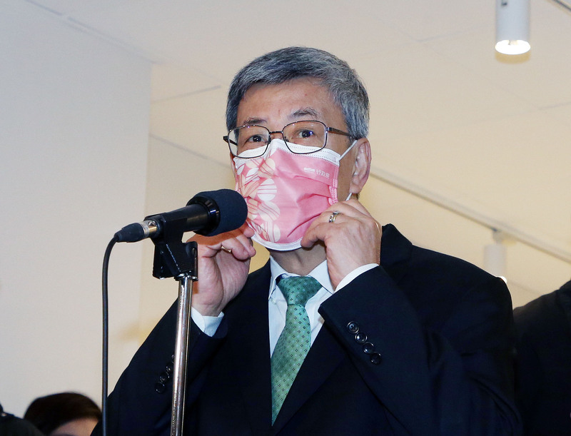 行政院長陳建仁（圖）18日對前行政院發言人陳宗彥因疑涉性招待請辭一事表示，陳宗彥17日晚間向他請辭，他已予以批准辭呈。 (圖：中央社)