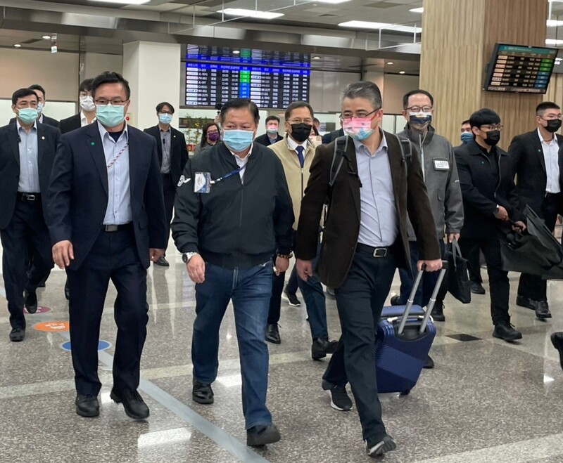 台北市政府邀上海代表團來台參加台灣燈會及市政交流，率團的上海市台辦副主任李驍東（前左3）等人18日中午抵達松山機場。 (圖：中央社)