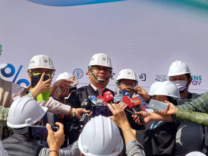 媒體報導今年4月電價漲幅將逾3成，對於電價是否調漲，台電代理董事長曾文生（中）18日表示，將提報國際燃料價格給審議會參考。（台電提供） (圖：中央社)