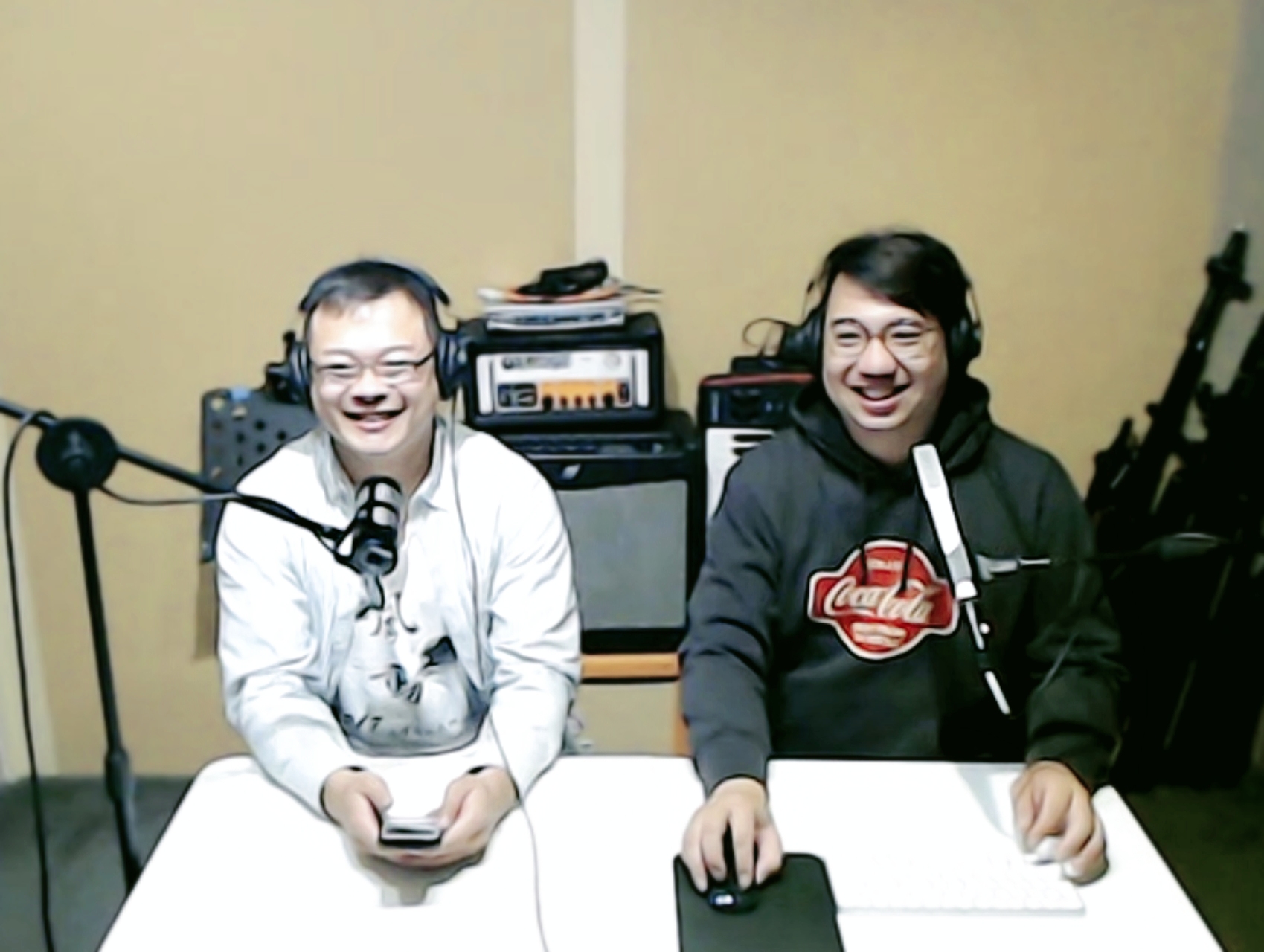 Voice to the World 節目連線專訪「⾵動」跨界⾳樂合作錄⾳計畫的金曲錄音師~陳恩光老師及維克⾳樂⼯作室獨奏家林長志老師