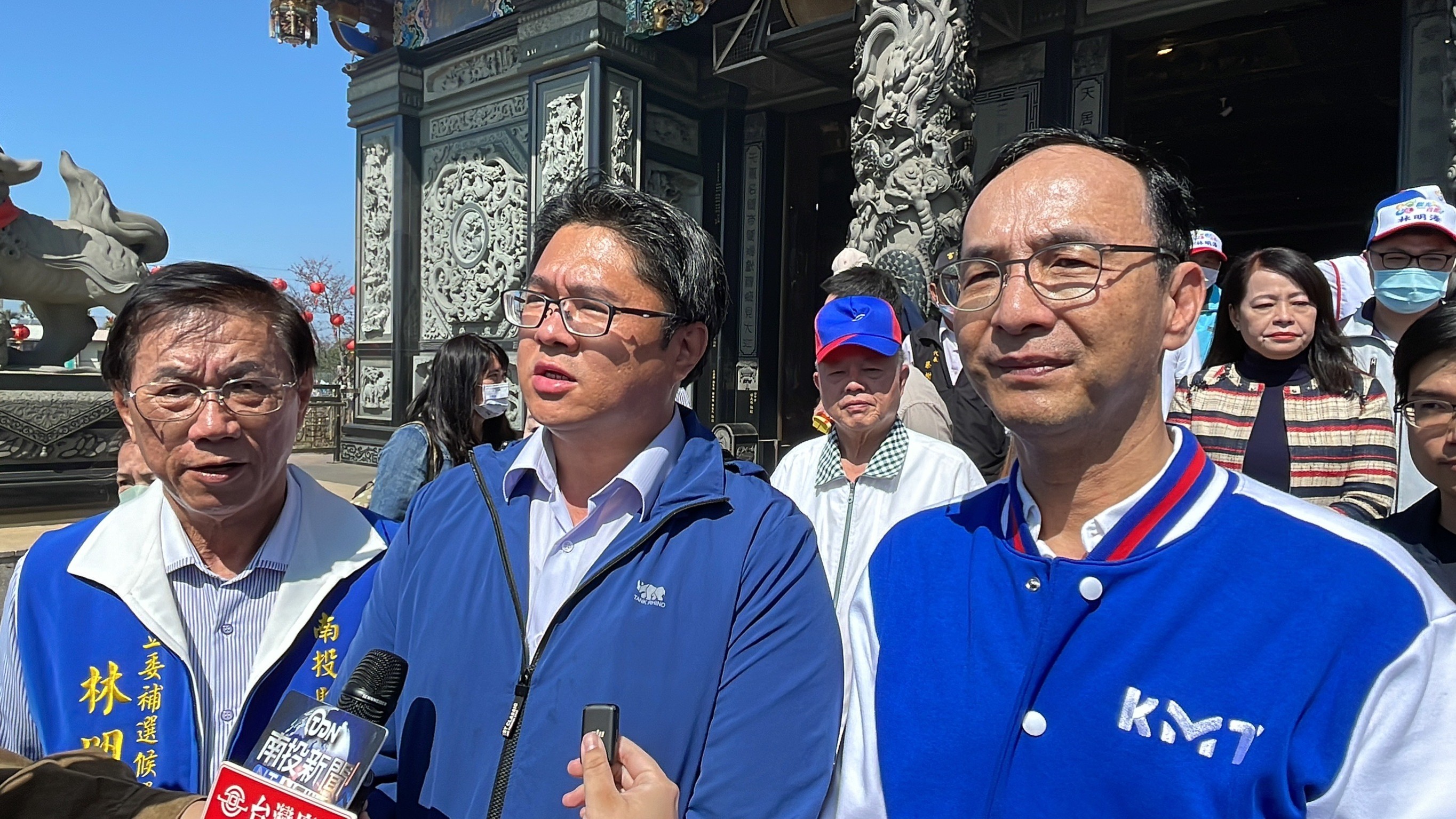 在國民黨主席朱立倫(右)陪同下，國民黨籍南投立委補選參選人林明溱(左)的兒子林儒彬(中)18日宣布他們父子不會參與2024年區域立委選舉。(國民黨提供)