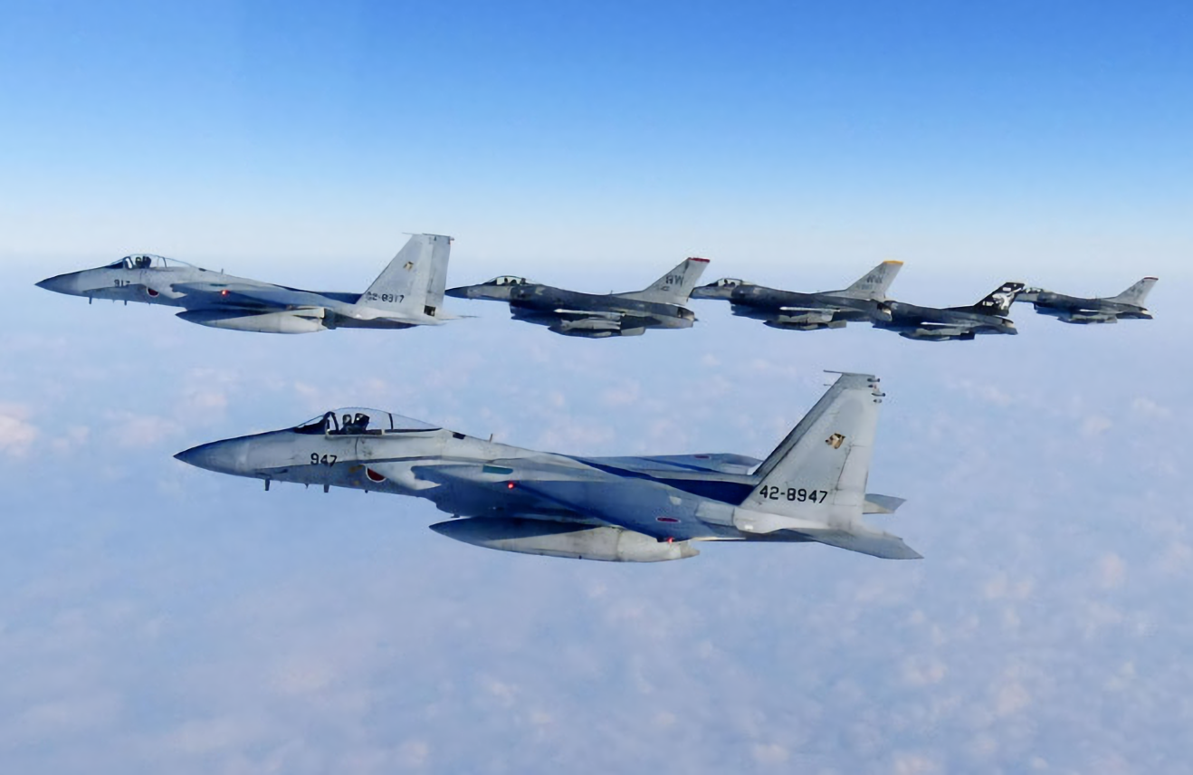 日本航空自衛隊戰機與美軍轟炸機等19日在日本海上空實施聯合演訓。(日本防衛省提供)