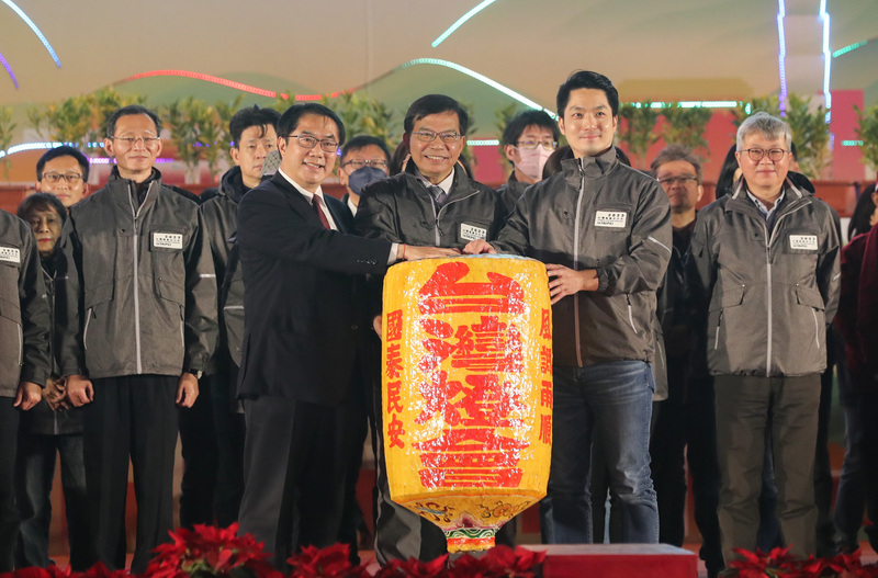 2023台灣燈會19日晚間在台北國父紀念館舉行閉幕式，台北市長蔣萬安（前右）在交通部長王國材（前中）等人見證下，將台灣燈會主辦權交棒給台南市長黃偉哲（前左）。 (圖：中央社)