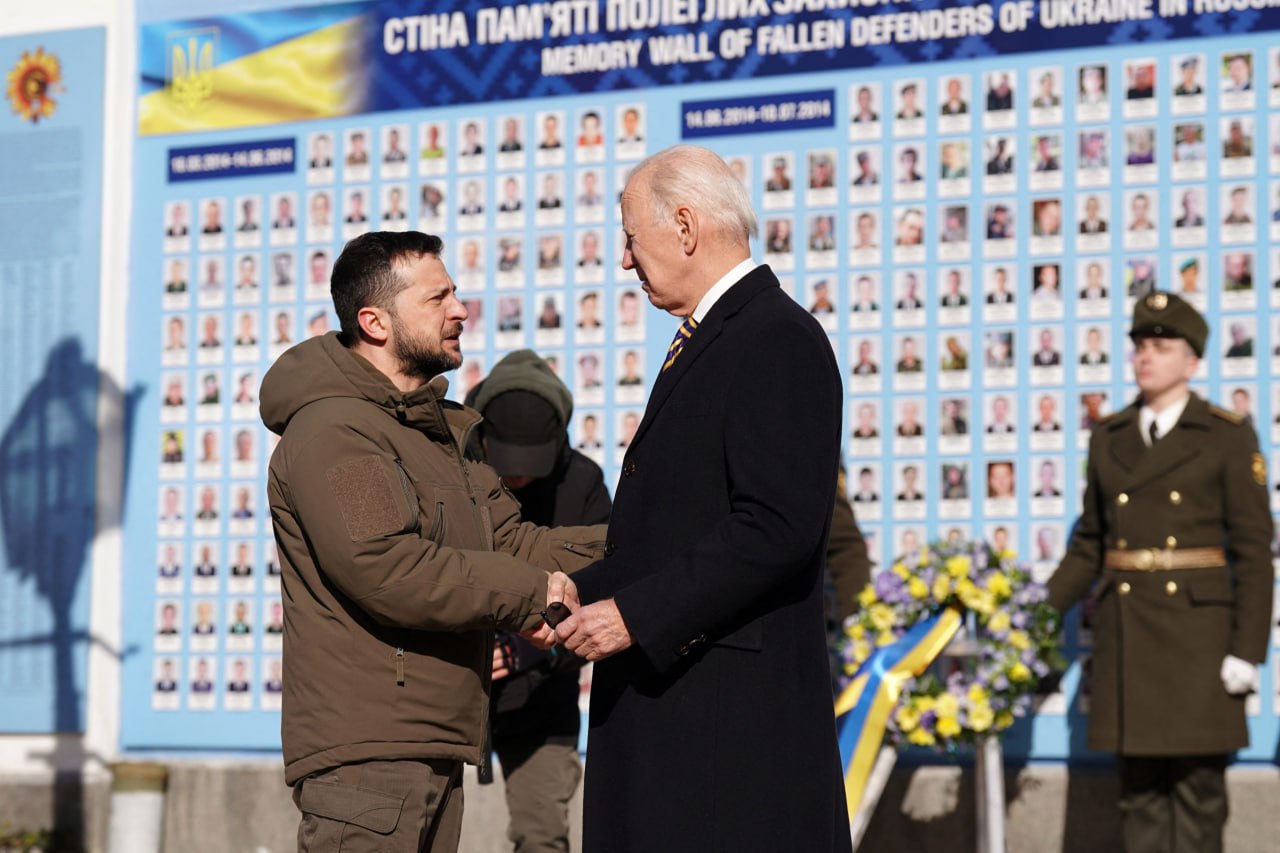 美國總統拜登(Joe Biden)(右)20日與烏克蘭總統澤倫斯基(Volodymyr Zelenskiy)(左)會面，拜登承諾將擴大對烏克蘭的武器運送。(圖:推特@UnchainDjango)