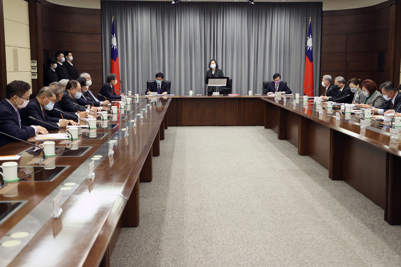 總統蔡英文（後中）20日在總統府，由總統府祕書長林佳龍（後左）、行政院副院長鄭文燦（後右）及中央各部會首長陪同，接見八大工商團體理（董）事長。 (圖：中央社)