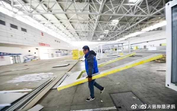 山東省耗資230億元人民幣興建的永久方艙日前拆除，網友稱成了廢鐵。(微博)