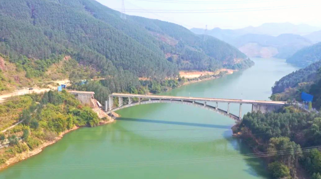 通車還不到八年的廣西賀州步頭大橋19日晚間發生坍塌，雖無人受傷，但引發網友批評又是豆腐渣工程。(微博)