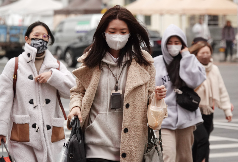 中央氣象局22日表示，24日起另一波冷空氣南下，228連假前2天最冷，台南以北，東北部低溫約攝氏11至13度。(圖:中央社)