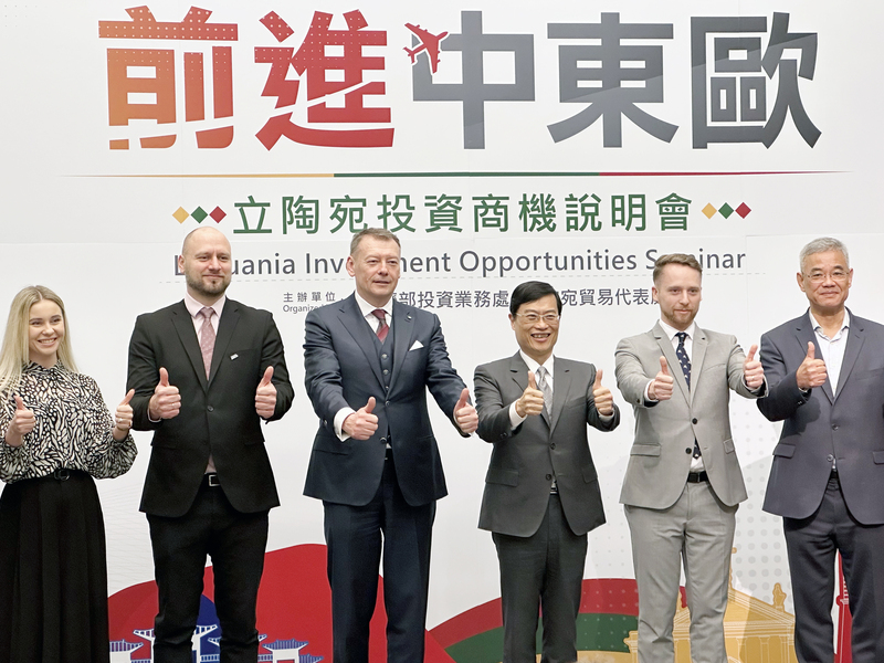 經濟部投資業務處21日舉辦「前進中東歐－立陶宛投資商機說明會」，經濟部次長陳正祺（右3）表示，立陶宛是重要的雷射供應國，可和台灣半導體、生技等高科技等產業合作。右2為立陶宛經濟暨創新部次長澤麥提斯（Karolis Zemaitis）。中央社記者曾智怡攝  112年2月21日 (圖：中央社)