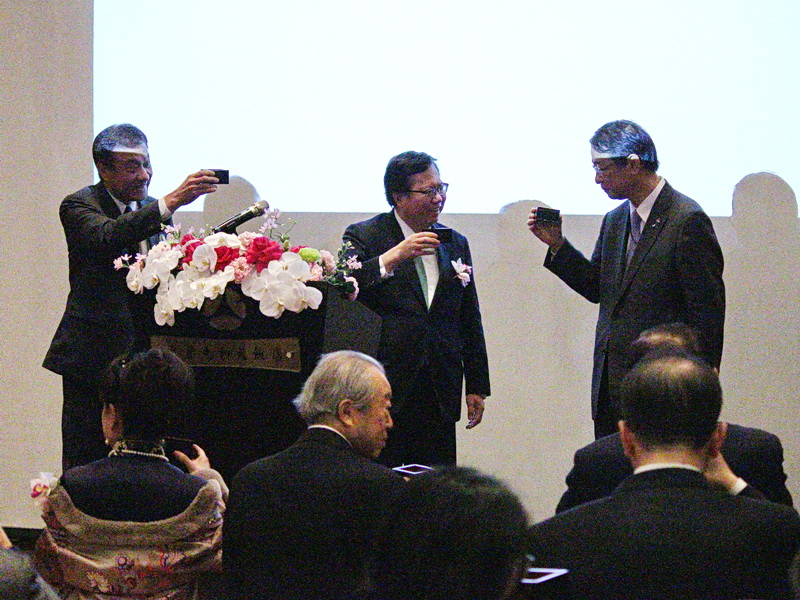 日台交流協會21日舉行「天皇陛下華誕慶祝酒會」，行政院副院長鄭文燦(中)、台日關係協會會長蘇嘉全(左)、日本駐台代表泉裕泰(右)舉杯慶祝 (央廣記者王照坤 攝)