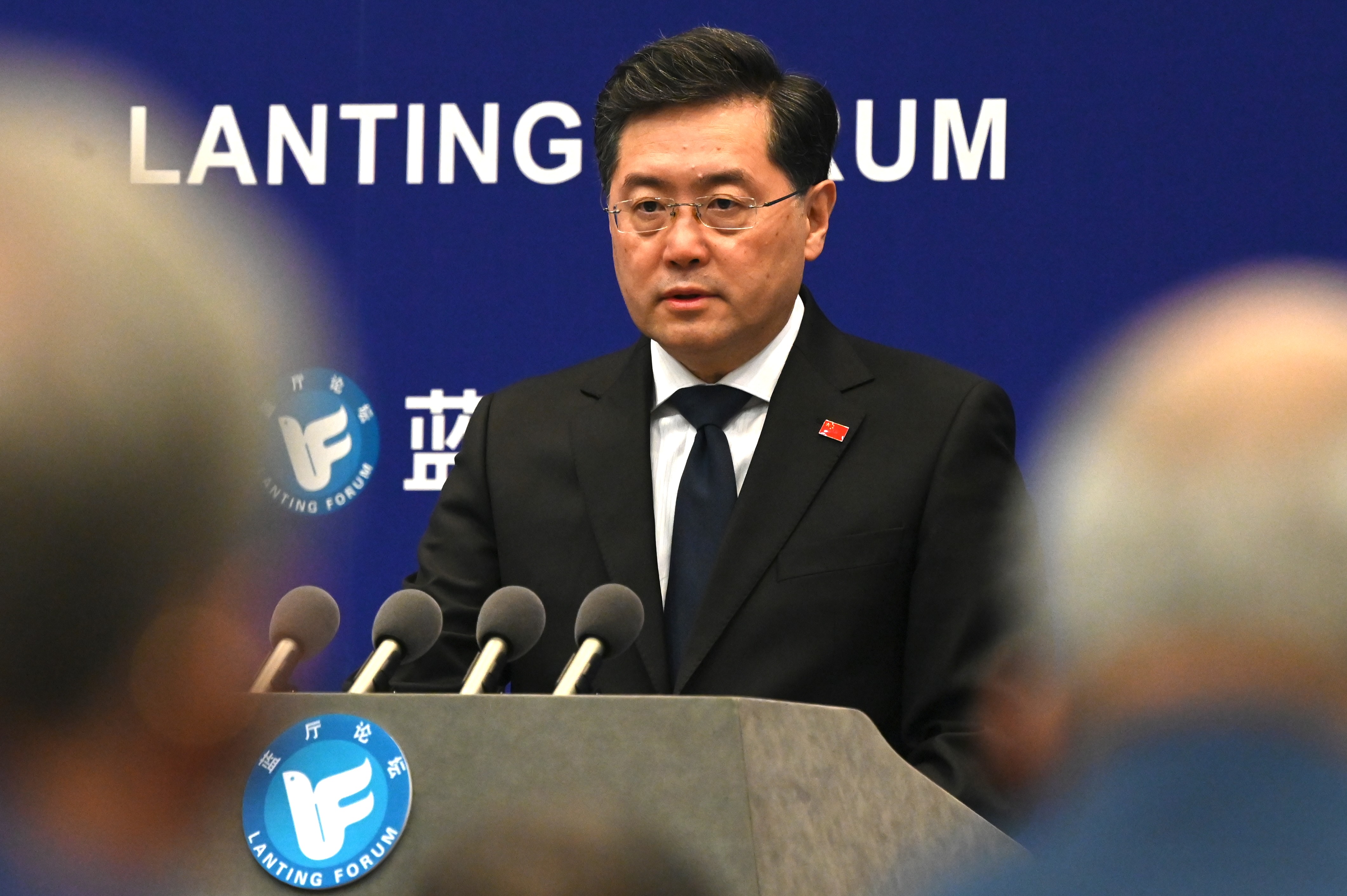 中國外長秦剛21日在北京出席藍廳論壇。 (AFP)