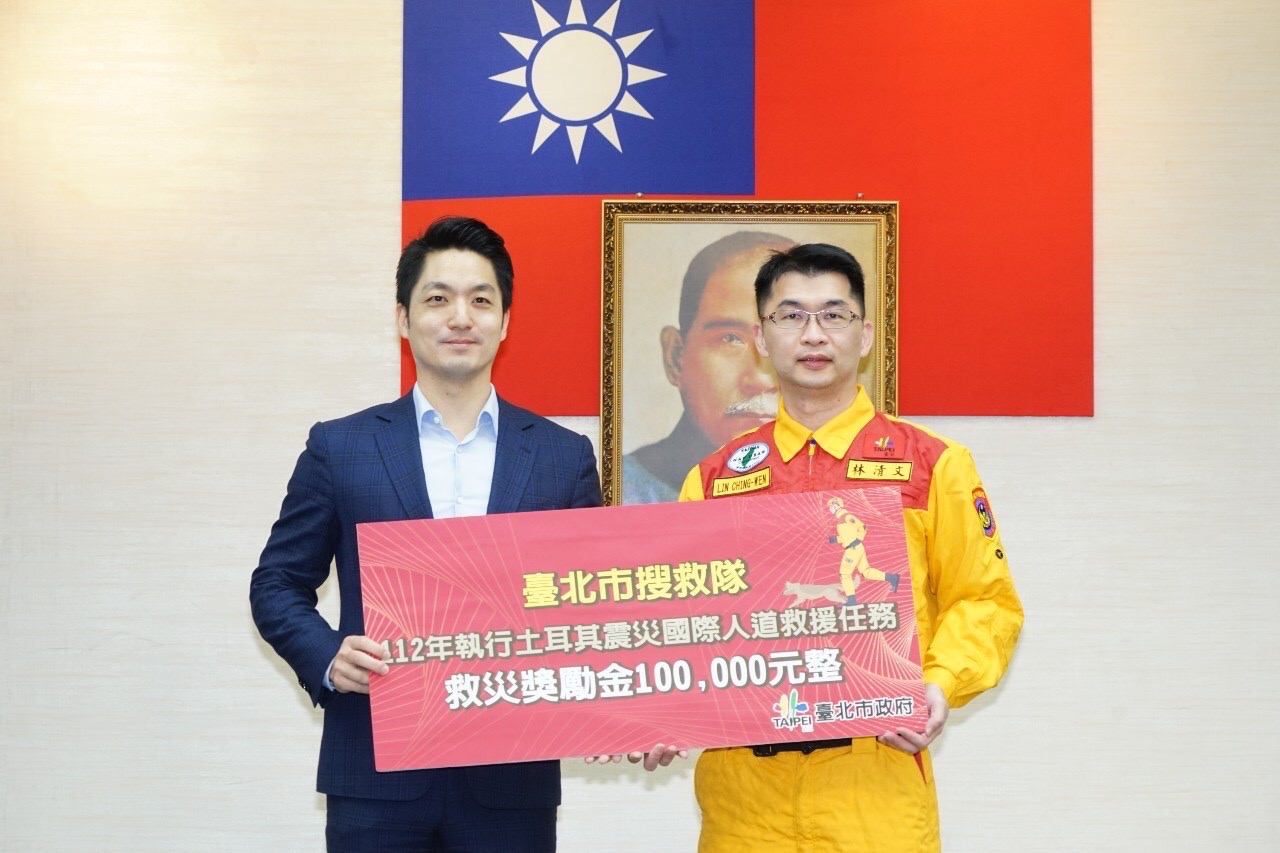台北市長蔣萬安(左)表揚前往土耳其協助救援的北市搜救隊，由副隊長林清文(右)代表接受。(北市府提供)