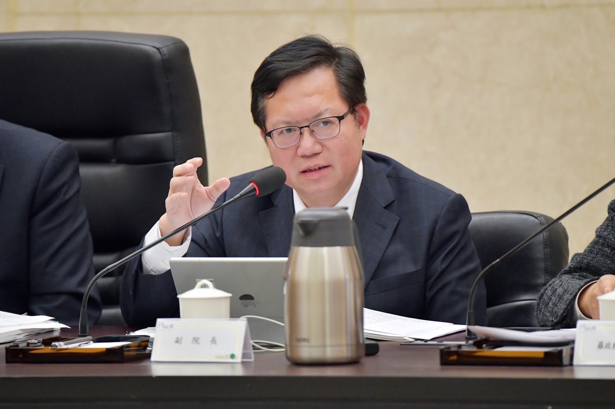 行政院副院長鄭文燦21日表示，目前日產量與需求數有個差距，必須進口，不論進口或增產都需要時間，預估3月初才能緩解。(圖:行政院提供)
