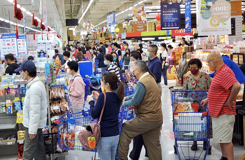 行政院主計總處22日公布最新經濟預測，下修112年經濟成長率至2.12%，並上調通膨率，顯示今年經濟情勢挑戰比預期更嚴峻。圖為高雄市前鎮區一處大賣場內排隊等候結帳人潮。中央社記者董俊志攝　112年2月22日 (圖：中央社)