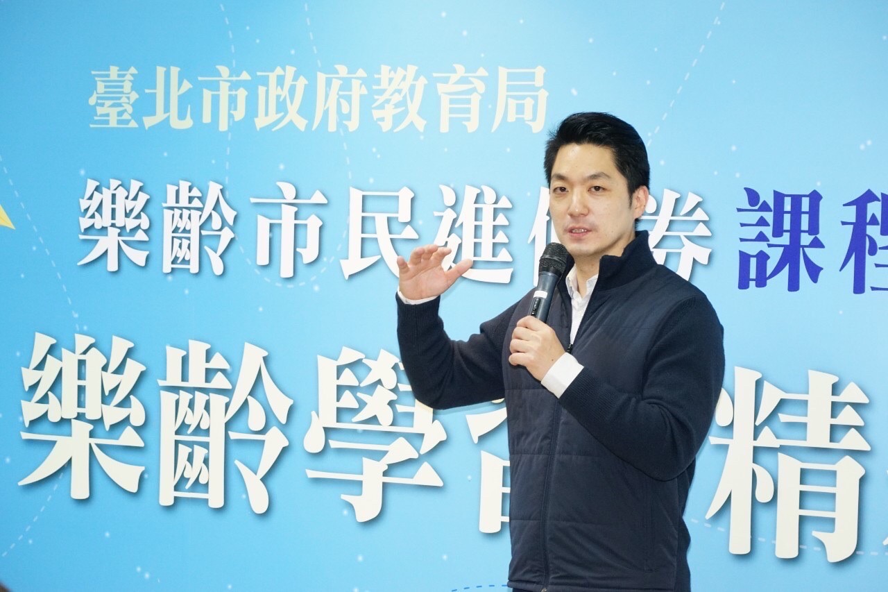 對於傳出市政遭特定高層把持，台北市長蔣萬安22日出席樂齡市民進修券發布記者會前受訪，強調市府是一個團隊，有意見都能充分討論、溝通。(北市府提供)