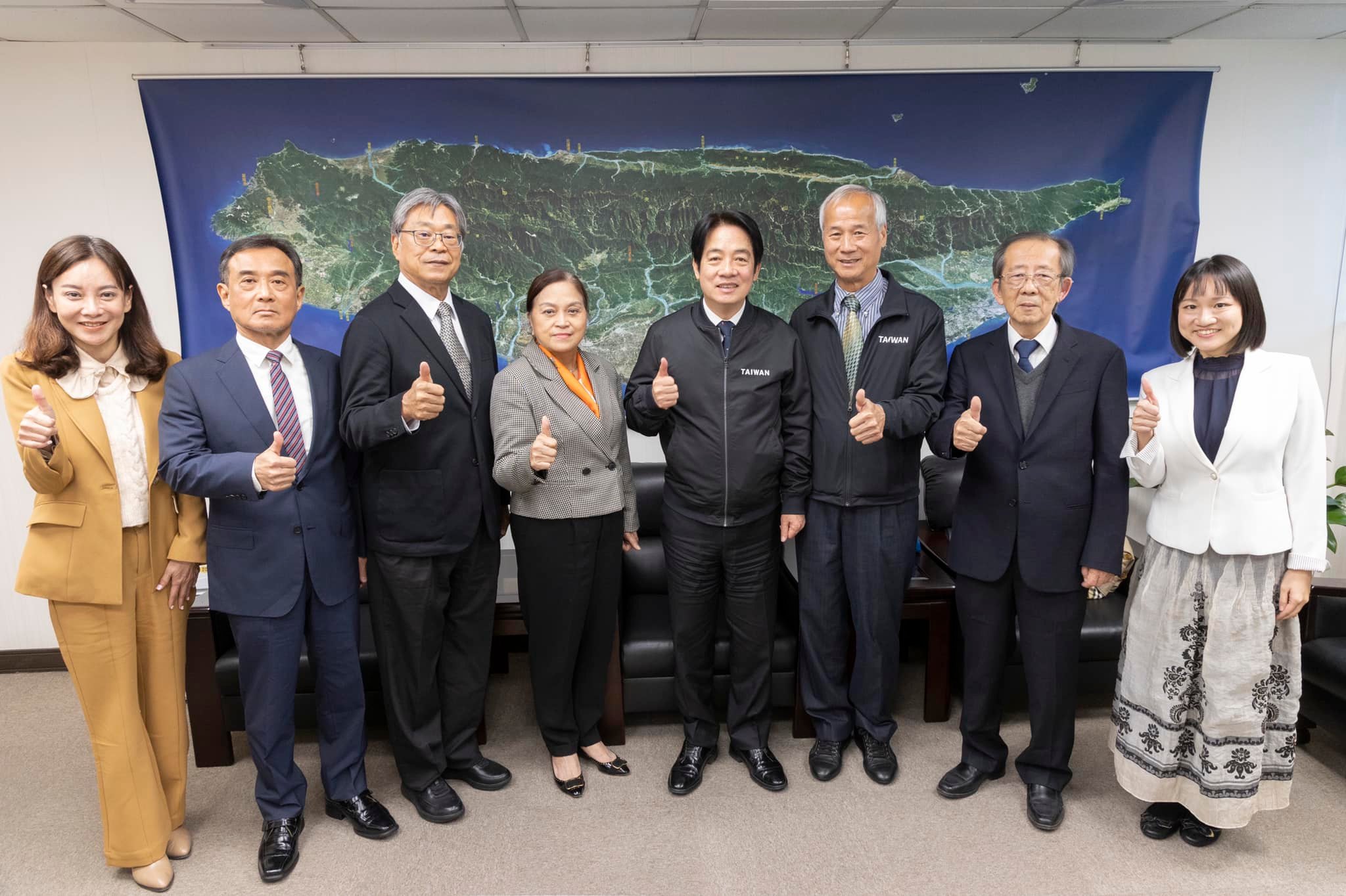 巴拉圭台灣僑界領袖22日拜訪民進黨主席賴清德(右4)，並表達支持賴清德代表民進黨角逐2024總統大選。(圖:蔣絜安臉書)