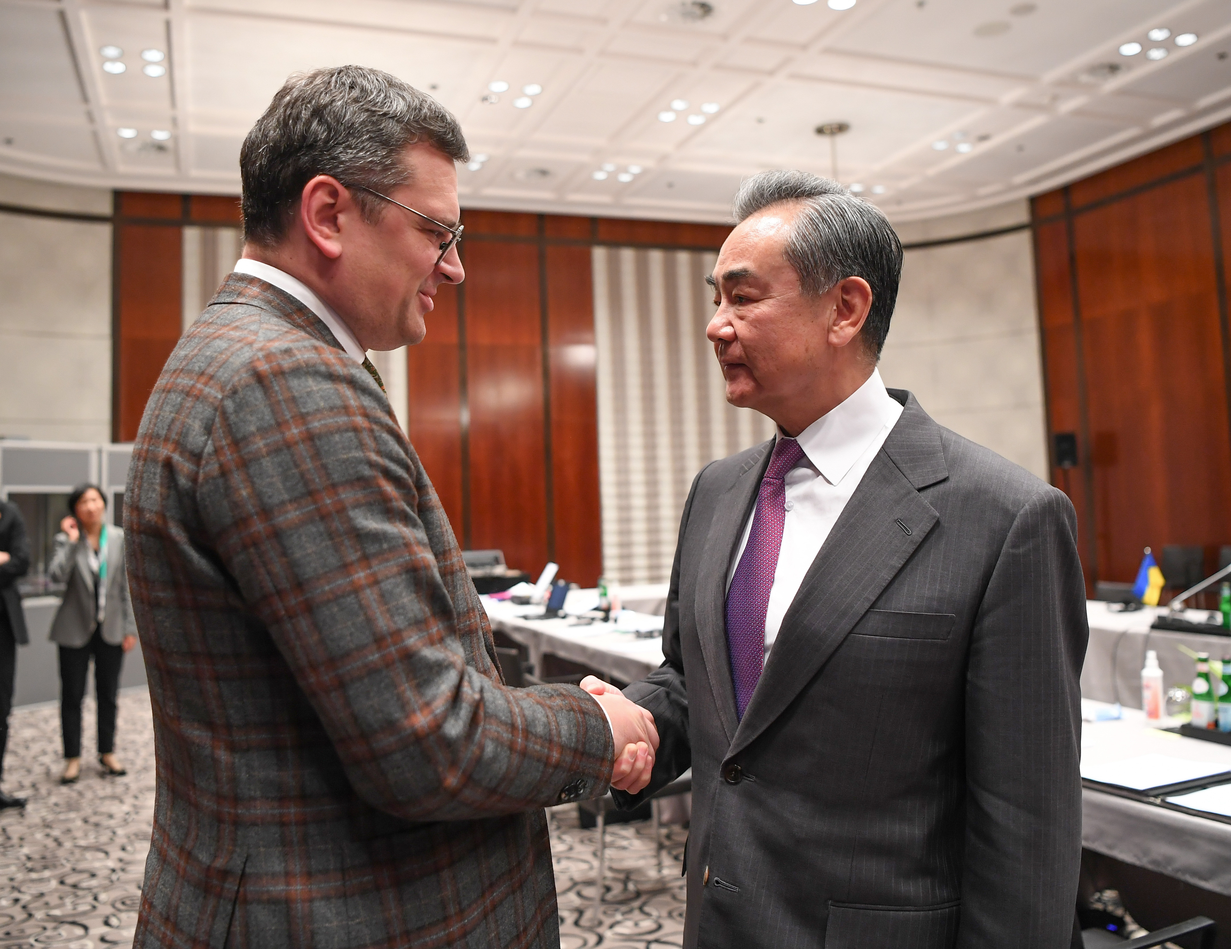 烏克蘭外交部長庫列18日在慕尼黑安全會議期間，與中共中央外事工作委員會辦公室主任王毅會面。 (AFP)