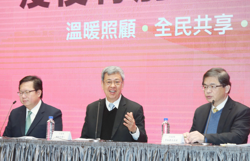 行政院會23日通過疫後特別預算案，歲出編列新台幣3800億元，以歲計賸餘支應、不舉債；行政院長陳建仁（中）、副院長鄭文燦（左）、祕書長李孟諺（右）等人出席「疫後特別預算記者會」說明。(圖：中央社)