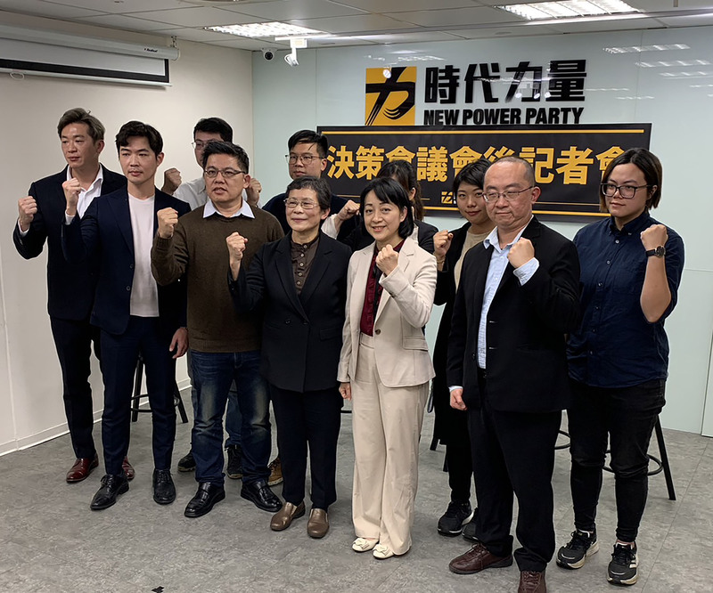 時代力量第4屆決策委員會23日中午舉行預備會議選出新任黨主席，由立委王婉諭（前右2）出任。 (圖：中央社)