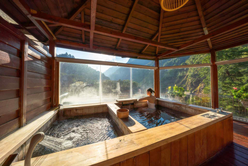 春節可能有冷氣團來襲，民眾出遊泡湯好享受，但醫師提醒務必掌握5原則，遠離熱休克。圖為参山國家公園附近湯屋。（參山處提供） (圖：中央社)