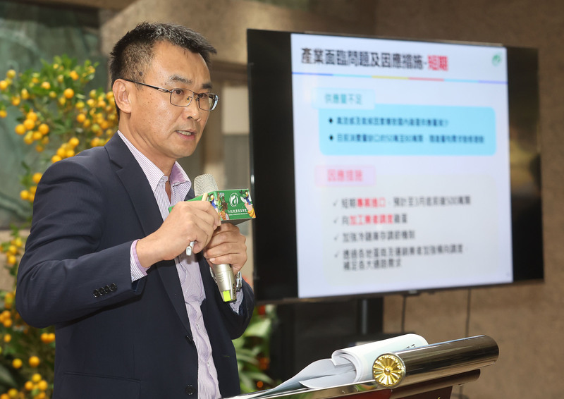 農委會23日召開臨時記者會，針對農業部門及因應禽流感強化蛋雞產業措施做出說明，主委陳吉仲表示，目前雞蛋每天缺口約50到80萬顆，至3月底專案進口500萬顆，藉此穩定供應。(圖:中央社)
