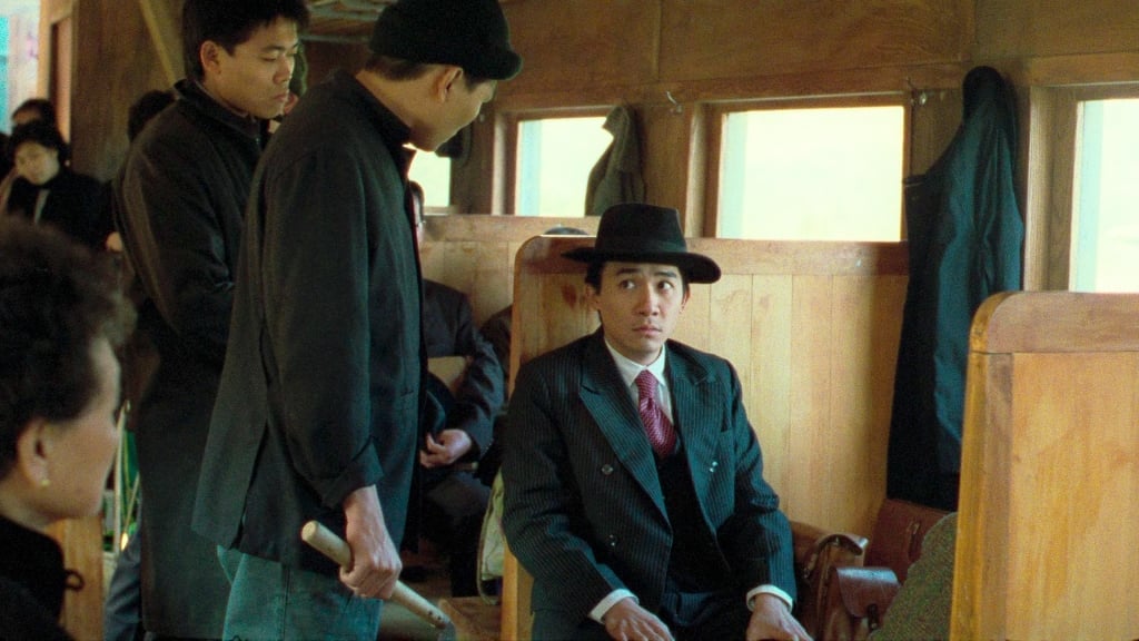 梁朝偉當年演出《悲情城市》時僅26歲，片中一幕在火車上的場景，被用台語、日語問及「你是哪裡人？」眼神雖然不安但但失聰瘖啞的他，卻仍要大聲吃力的說出：「我…台灣人」的經典台詞，反映出228事件省籍衝突的動亂與無奈。(牽猴子提供)