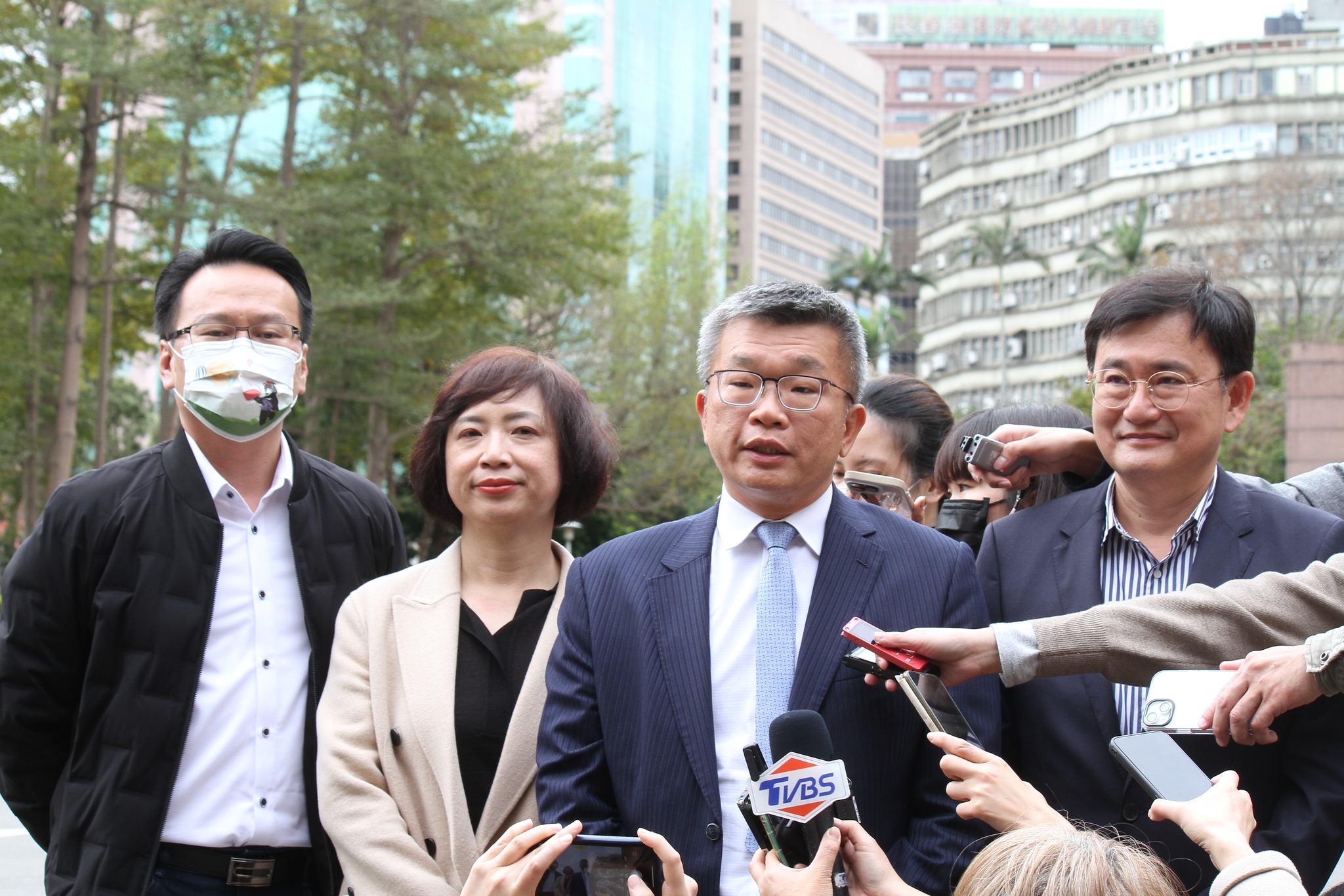 立法院副院長蔡其昌23日偕同多名民進黨及無黨籍台中立委前往行政院拜會行政院長陳建仁，針對台中市捷運、會展中心等發展重大建設，爭取中央更大經費支持、更快速的行政效率。（劉玉秋 攝）