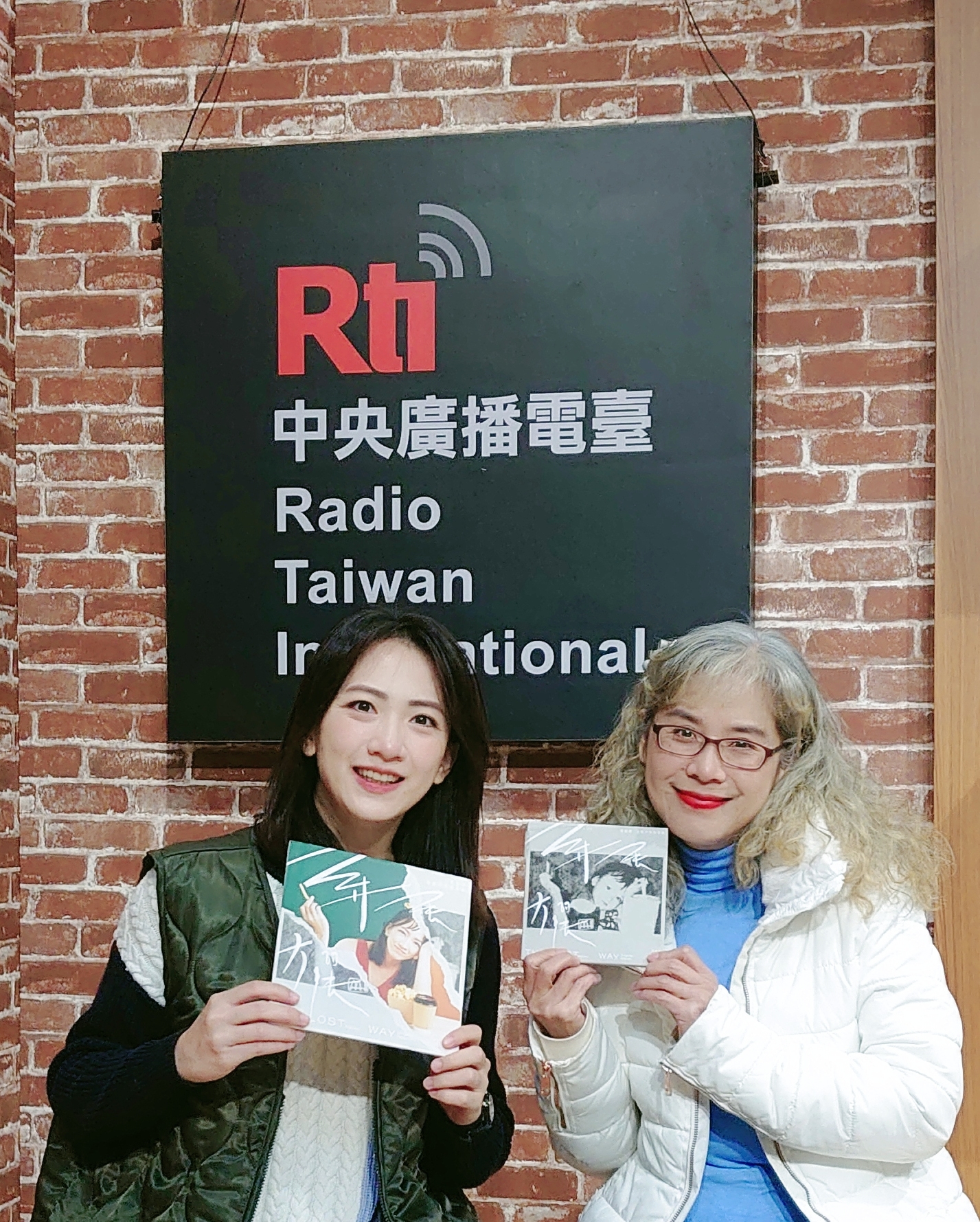 Voice to the World節目主持人黃介文專訪2022年，以《國際橋牌社二》入圍第57屆金鐘獎最佳女主角獎,同時積極積累母語歌曲創作的聲音創意表演工作者 ~ 范宸菲