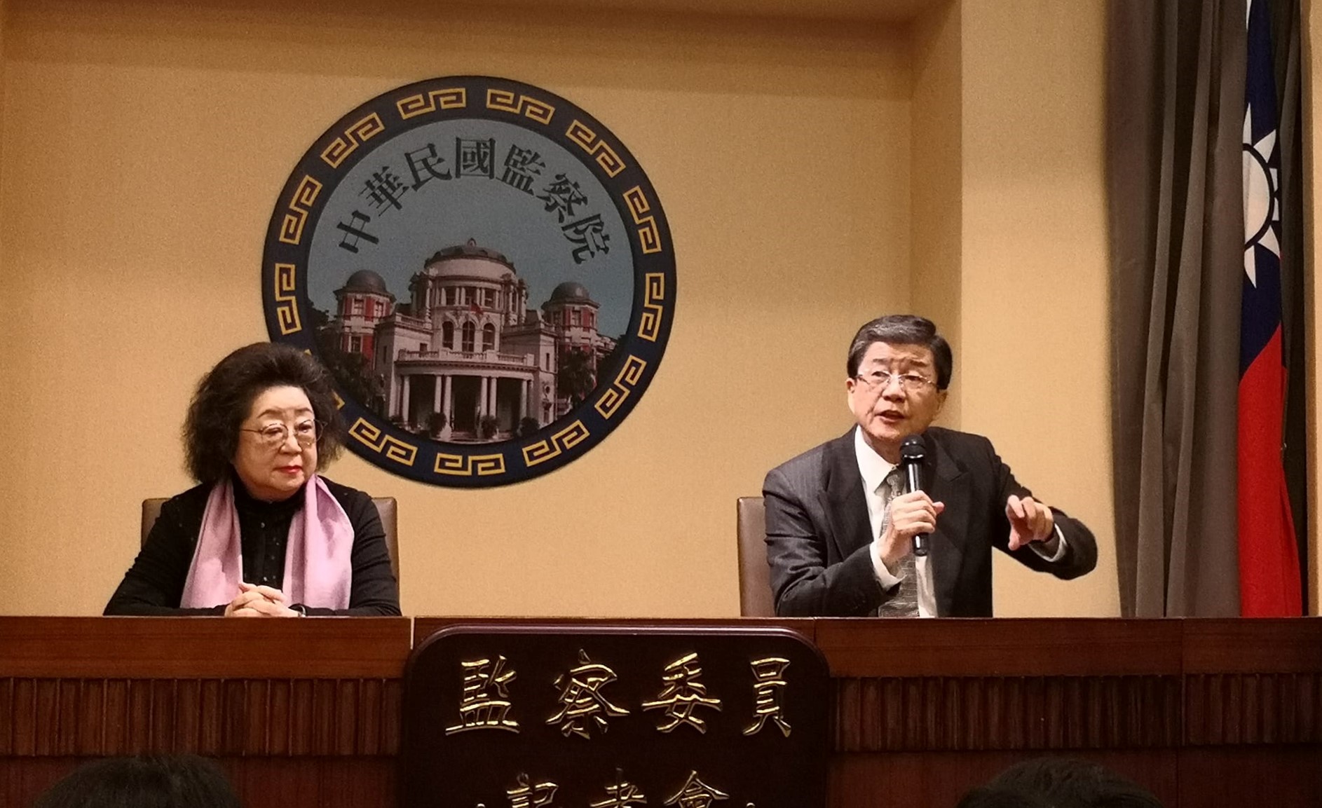 監委蔡崇義(右)、范巽綠(左)提出「林宅血案結案報告」，直指警總為主的情治系統介入司法偵查、誤導方向、阻撓偵辦、操弄媒體、包庇犯嫌、運用黑道等6大違失，糾正行政院並函請國安會督導國安局檢討改善。（劉玉秋攝）