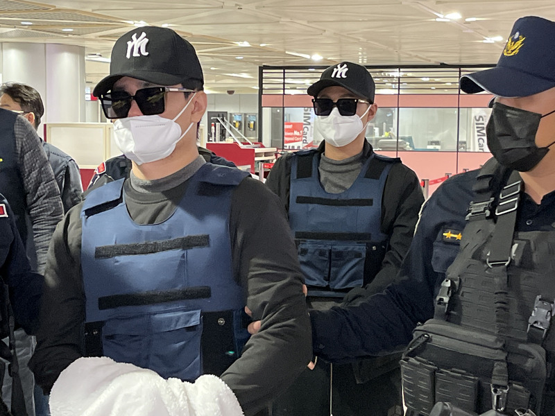 台南學甲88槍擊案主嫌「紅龜」洪政軍及槍手孔祥志在中國落網，25日下午押解回台，一路由刑事局除暴特勤隊警戒至管制區外，再轉交台南市警方。 (圖：中央社)
