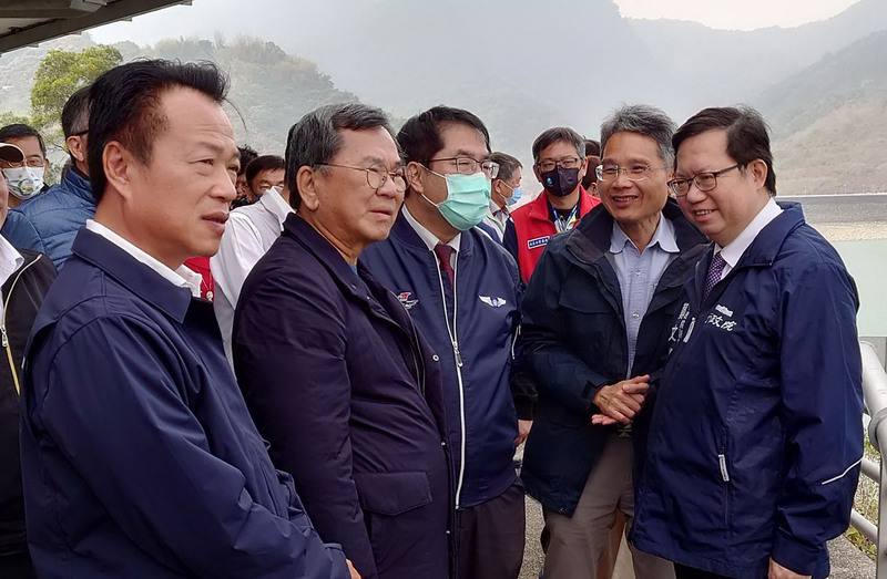 南部水情嚴峻，行政院副院長鄭文燦（右）25日在台南市長黃偉哲（前左3）、嘉義縣長翁章梁（前左）、民進黨立委陳明文（前左2）及經濟部水利署長賴建信（右2）等陪同下前往視察曾文水庫，了解供水調度情形。 (圖：中央社)