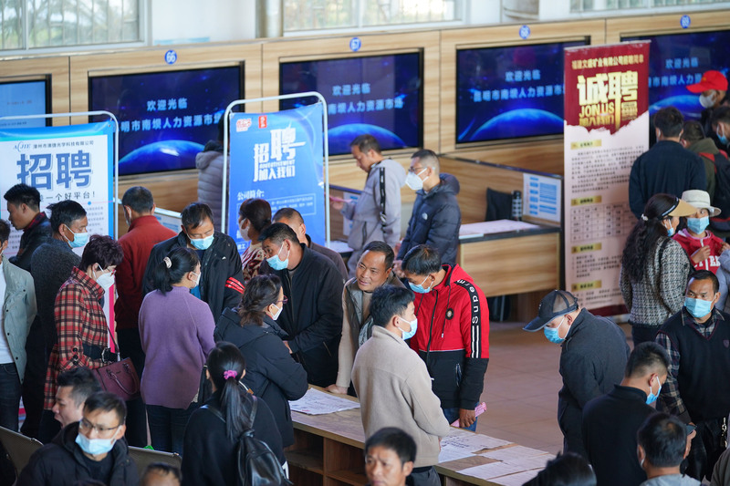 據陸媒25日報導，中國勞務市場在春節後出現逆轉，許多工廠因為訂單銳減砍員額降工資，勞工排起長龍求職，嘆收入降低。圖為1日，雲南昆明南壩人力資源市場迎來求職潮。（中新社提供） (圖：中央社)