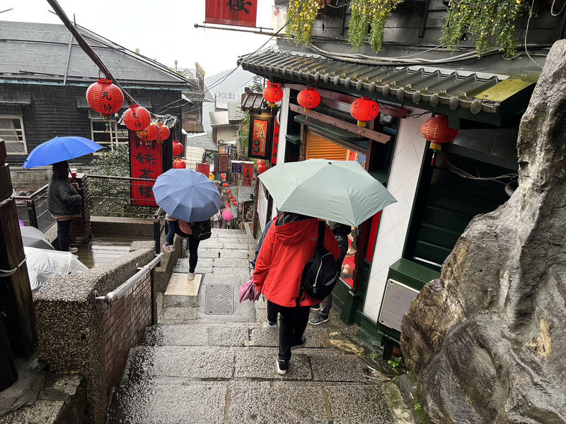 在前台北縣長蘇貞昌推動合法房屋專案下，金瓜石、九份一帶房屋多依程序申請為合法建物，現已成為觀光熱點。圖為轉型觀光的九份地區。（新北市觀光旅遊局提供） (圖：中央社)