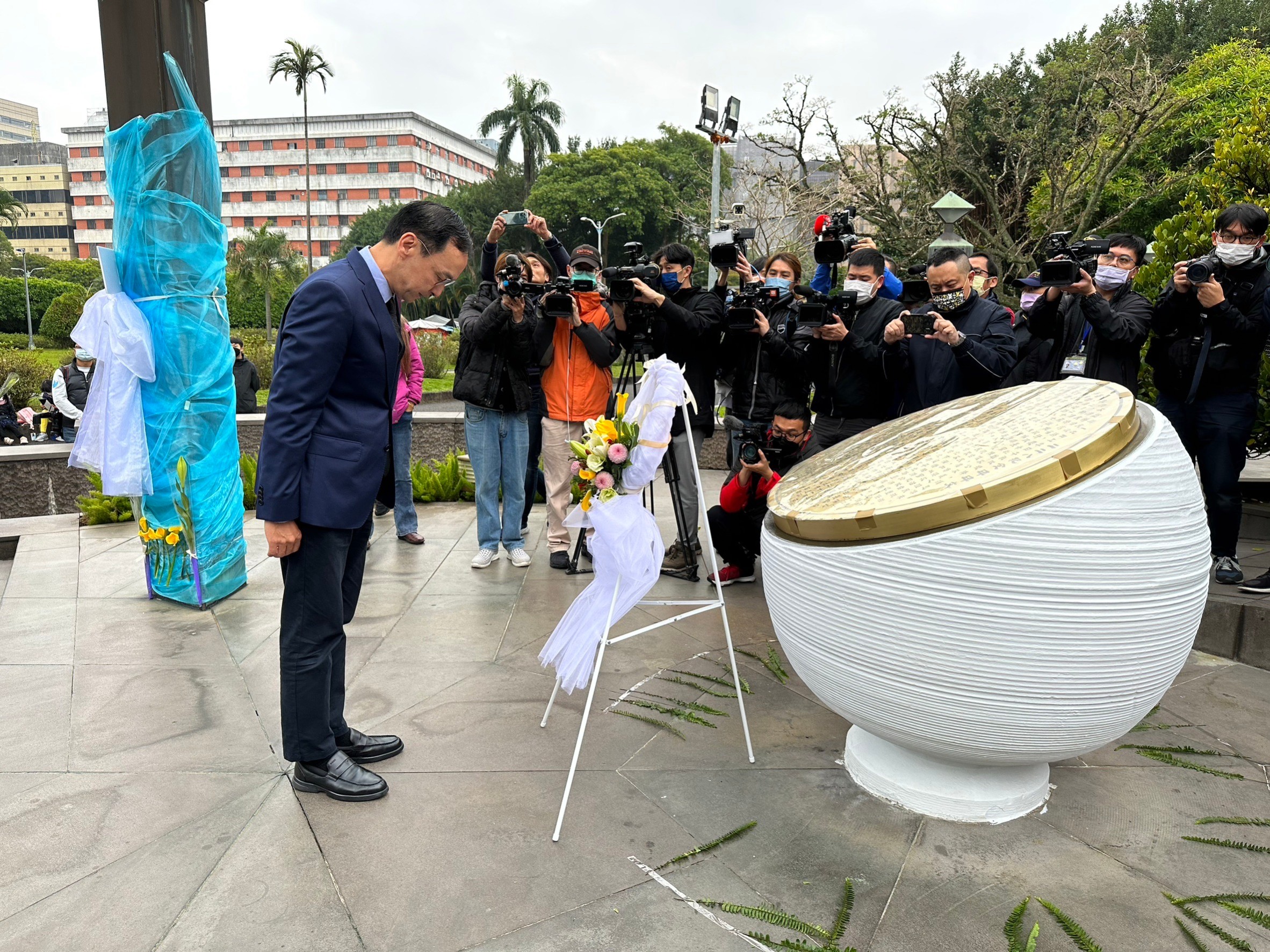 國民黨主席朱立倫今天(25日)前去228公園獻花致意。(趙婉淳攝)