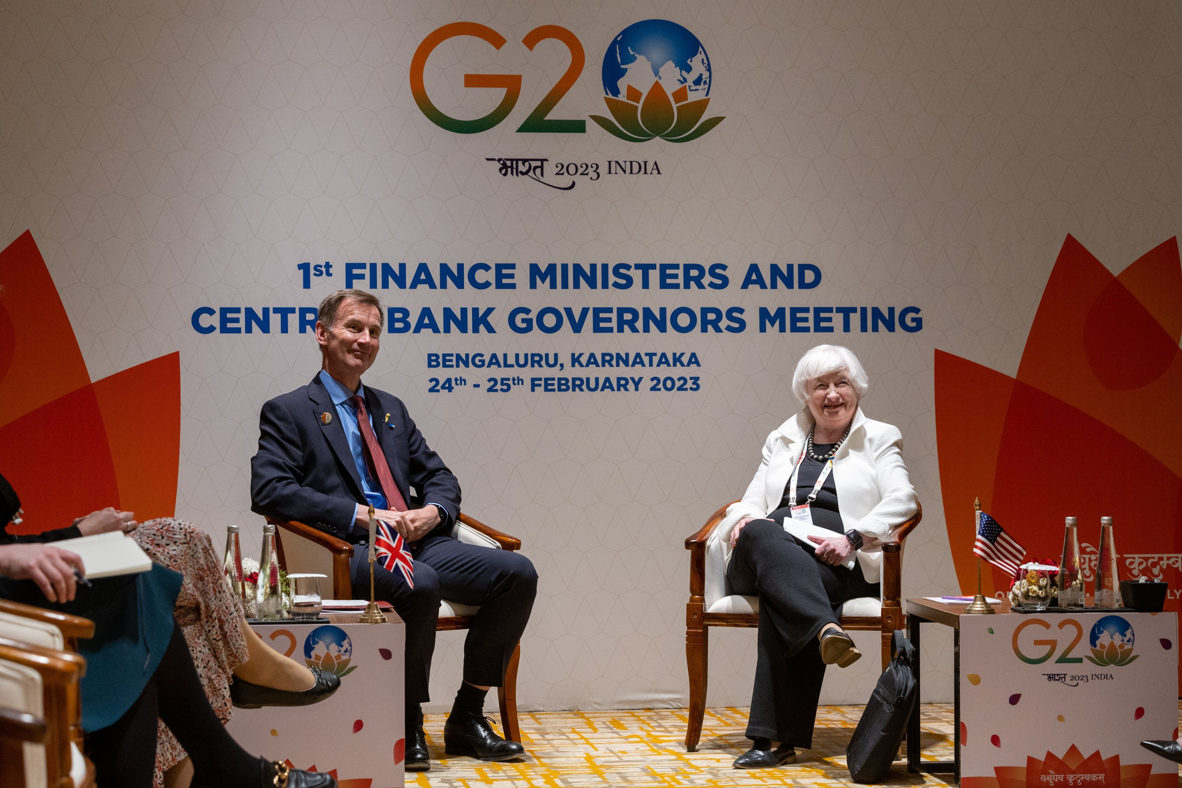 美國財政部長葉倫(Janet Yellen,右)出席在印度召開的G20財政部長會議。 (圖:@SecYellen)