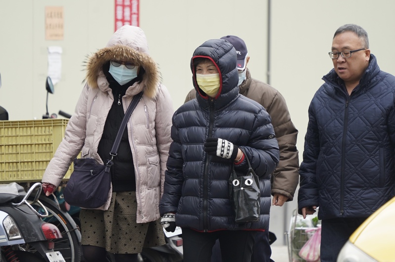 中央氣象局表示，強烈大陸冷氣團影響，26日中部以北及宜花整天寒冷，嘉義以北及宜蘭低溫攝氏11、12度，其他13到15度，沿海空曠地區及近山區平地可能更低，其中苗栗以北及宜蘭有局部10度以下低溫出現的機會。圖為走在台北市北投區街頭的民眾穿上外套禦寒。 (圖：中央社)