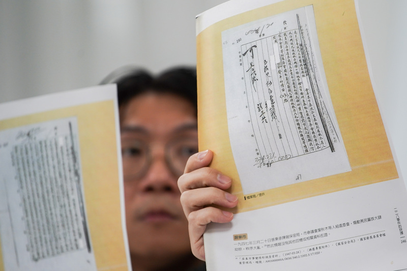 台灣民間真相與和解促進會26日上午舉行記者會表示，人民申請閱覽政治檔案，最大障礙是情治機關以國安之名，遮掩包括線民、檢舉人等的政治檔案內容，呼籲立法院盡快通過「政治檔案條例部分條文修正草案」。 (圖：中央社)